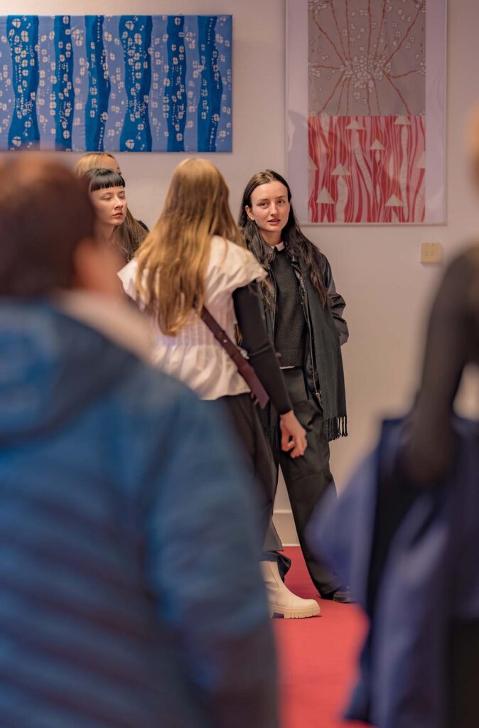 Návštěvníci výstavy Textilní dialogy v Galerii T (studentky oboru)