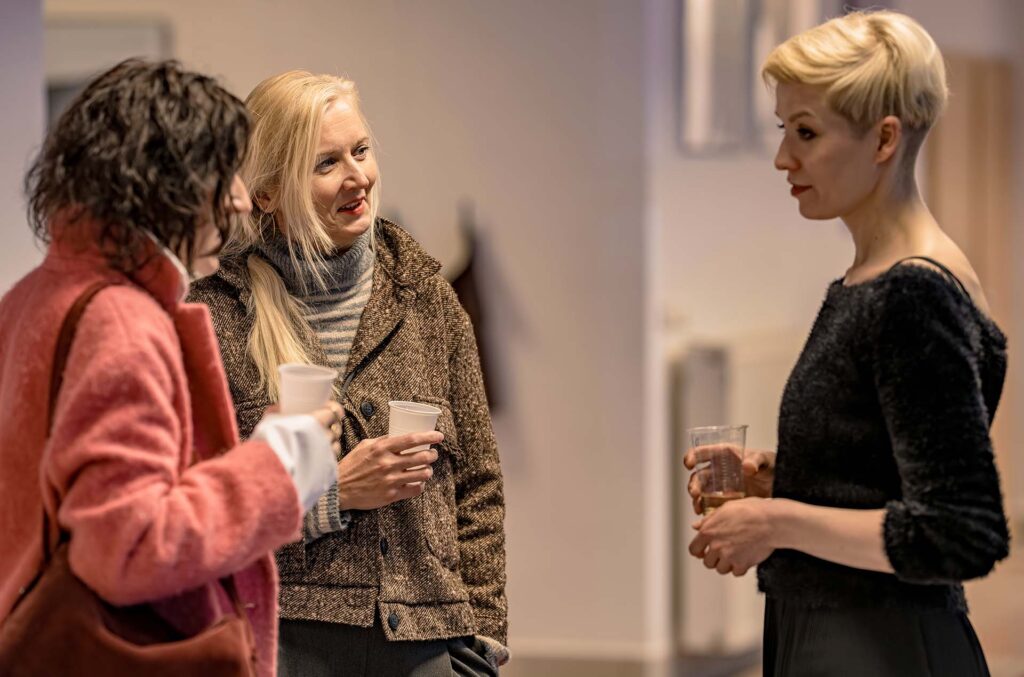 Návštěvníci výstavy Textilní dialogy v Galerii T hovoří s Ivanou Kaňovskou